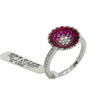 004_01_ 750er Weißgoldring mit einem blütenförmigen Ringkopf besetzt mit Brillanten, Rubinen und pinken Saphiren