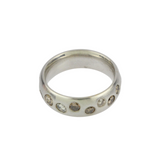 012_05_750er Weißgoldbandring mit schillernden, nuancierten Brillanten ca 1,5 ct. Besetzt