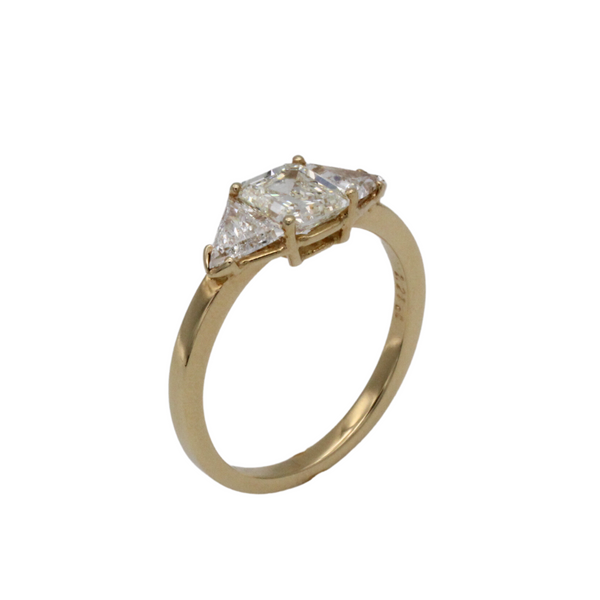 01_IHRSCHMUCK_Solitär Verlobungsring, 750er Gelbgold mit mittigem Emerald Stein und seitlichen Triangle Steinen 