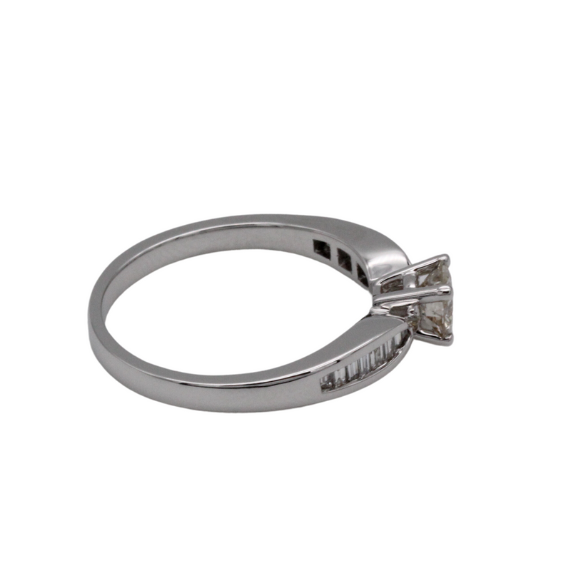 06_IHRSCHMUCK_Solitär Verlobungsring Vorsteckring, 750er Weißgold, Brillant round cut und Diamanten Seitlich