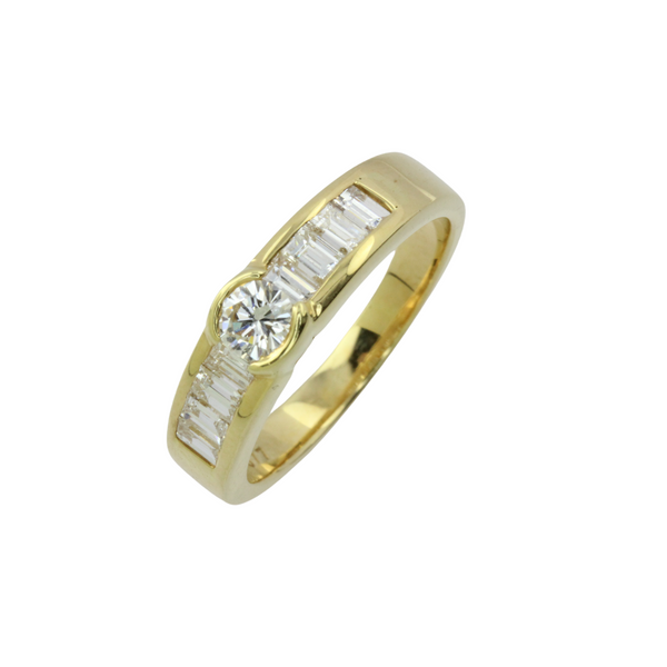 Edler Ring aus 750er Gelbgold mit zentriertem, großem Brillanten umgeben von Baguette Diamanten